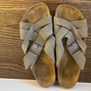 Excellent condition, minimal wear BIRKENSTOCK sandals! Size 41 (fits 9.5-10)